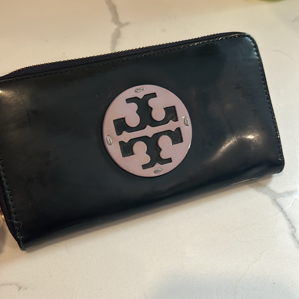 Tory Burch Patent Leather Continental Purple Wallet - Picture 4 of 11